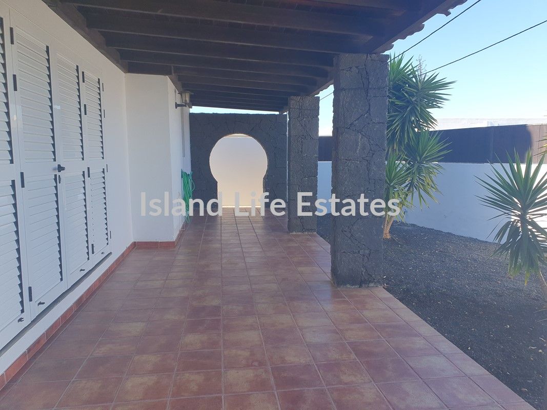 Extremely spacious 4 bed 3 bath villa with panoramic roof terrace views